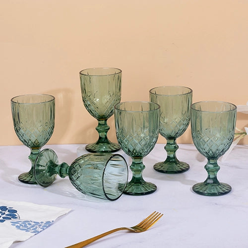 Decorative vintage diamond cut glass set of 6

