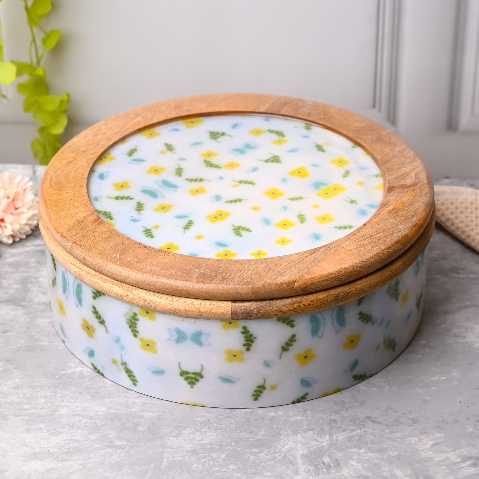 Luxurious casserole box with soft whipped-texture finish

