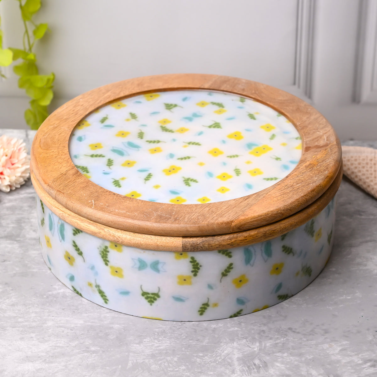 Luxurious casserole box with soft whipped-texture finish

