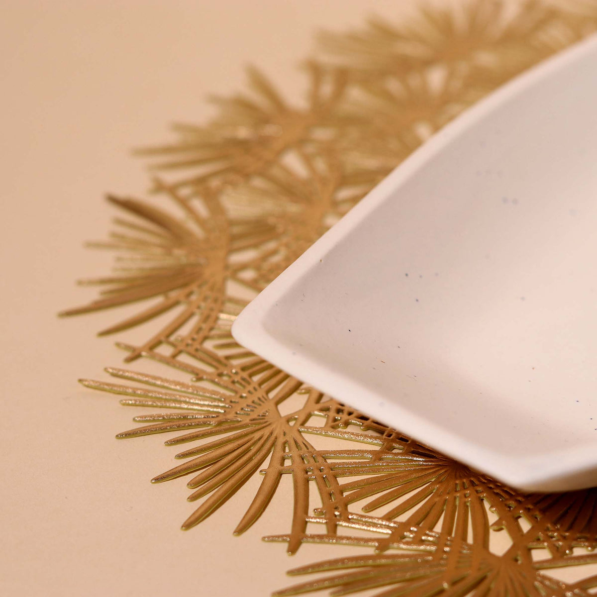 Stylish white leaf serving dish

